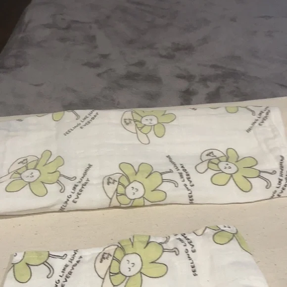 Infant 2 pice set burp cloth and bib - Picture 3 of 4